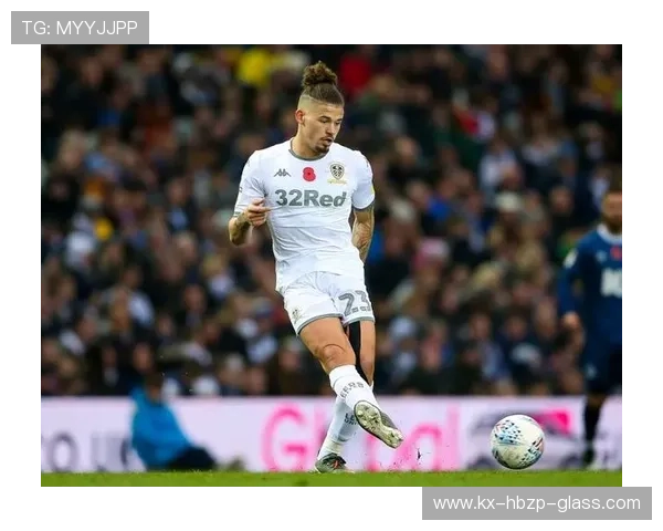 足球明星在比赛中意外撞上门柱引发全场惊呼与热议